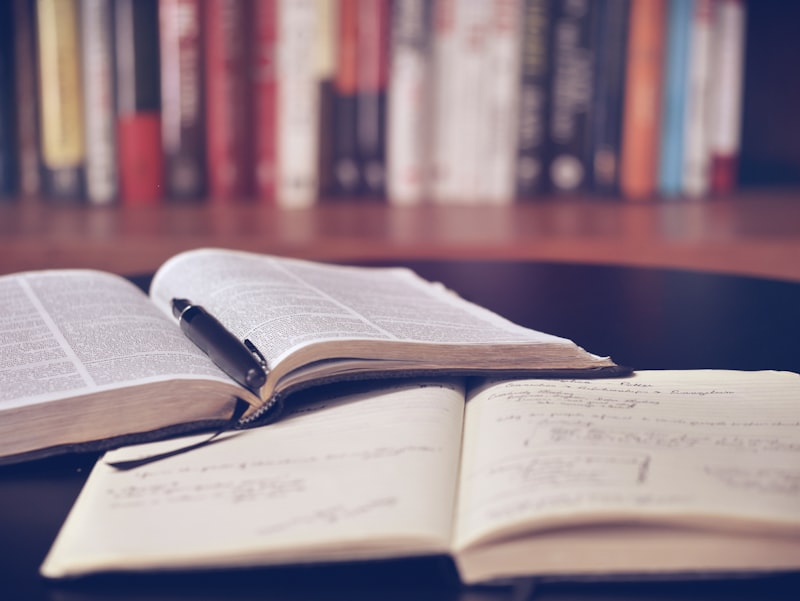 طاولة الكتابة والقهوة